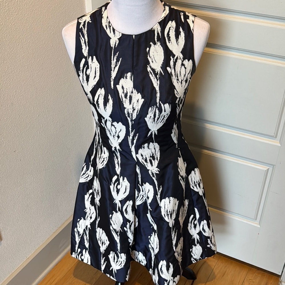 Taylor Sz 4 blue off white floral print sleeveless fit & flare dress